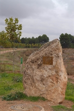 Primera piedra de la Ruta del Quijote (Fotografía Pepe J. Galanes)